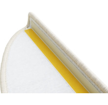 Detailaufnahme einer Teppichstufenmatte mit Klebestreifen