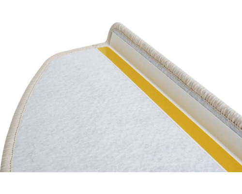 Detail einer Treppenstufe mit Klebeband zur Befestigung