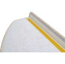 Detailaufnahme einer Treppenstufe mit Teppich und Klebestreifen