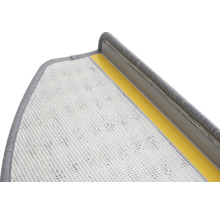 Detail einer Treppenmatte mit Klebestreifen und Kantenschutz