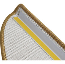 Detailansicht einer Treppenkantenprofilbefestigung auf einem Teppich