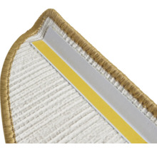 Detail einer Treppenkante mit Klebestreifen