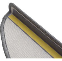 Detail einer Treppenstufe mit Textiloberfläche und Klebestreifen