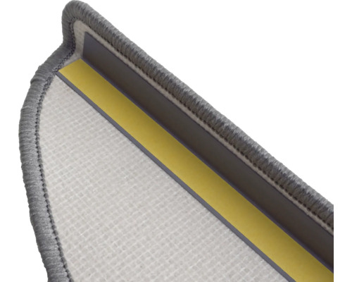 Detail einer Treppenstufe mit Textiloberfläche und Klebestreifen