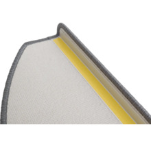 Detail einer Treppenstufe mit Textiloberfläche und Klebestreifen