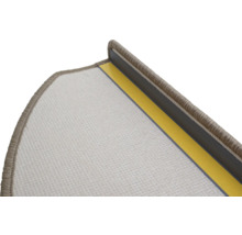 Detailansicht einer Teppichstufenmatte mit Befestigungsstreifen