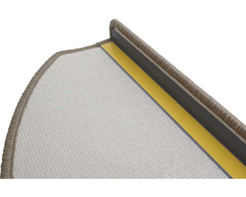 Detailansicht einer Teppichstufenmatte mit Befestigungsstreifen