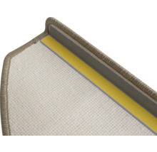 Detail einer Treppenstufe mit Klebeband zur Befestigung