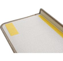 Detailansicht einer Teppichstufenmatte mit Klebestreifen
