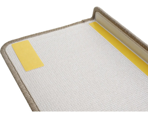 Detailansicht einer Teppichstufenmatte mit Klebestreifen