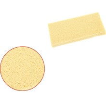 Zwei gelbe Schwämme, einer rechteckig und einer rund, für Reinigungsarbeiten