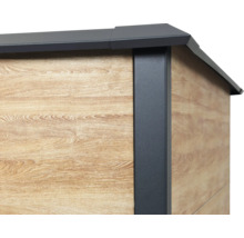 Detailansicht eines Gartenhauses mit Holzverkleidung und Metallelementen