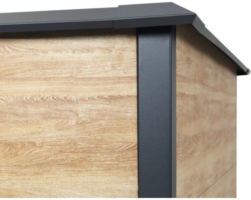 Detailansicht eines Gartenhauses mit Holzverkleidung und Metallelementen