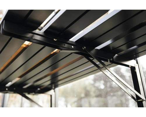 Detailansicht eines Gartentisches mit Metallgestell und Streben