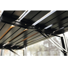 Detailansicht eines Gartentisches mit Metallgestell und Streben