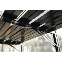 Detailansicht einer Gartenbank mit Metallrahmen und Holzlatten