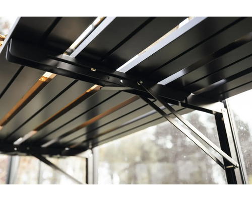 Detailansicht einer Gartenbank mit Metallrahmen und Holzlatten