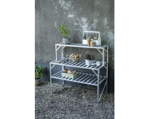 Silbernes Pflanzregal mit drei Ablagen und Gartenzubehör