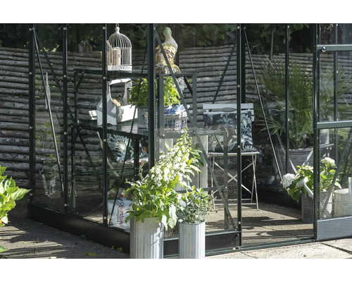 Gewächshaus mit Regalen, Pflanzen, Dekorationen und Gartenmöbeln