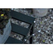 Detailansicht eines schwarzen Pflanzenständers aus Metall mit drei Ebenen