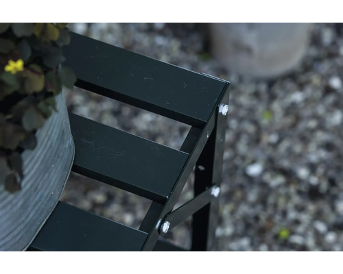 Detailansicht eines schwarzen Pflanzenständers aus Metall mit drei Ebenen