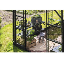 Gewächshaus mit Pflanzenregal, Pflanzen und Gartenwerkzeugen