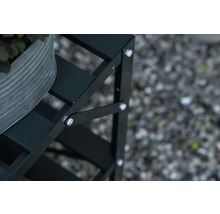 Detailansicht eines schwarzen Pflanzenregals mit Topf