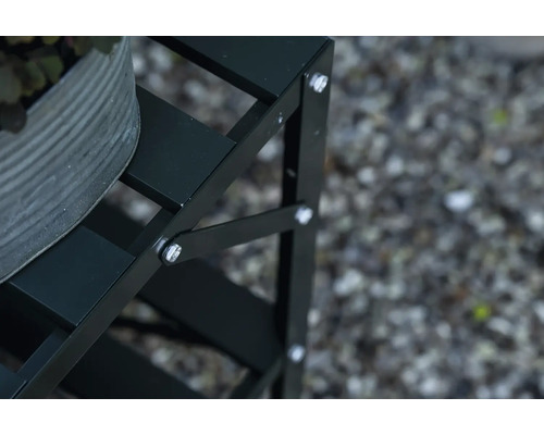 Detailansicht eines schwarzen Pflanzenregals mit Topf