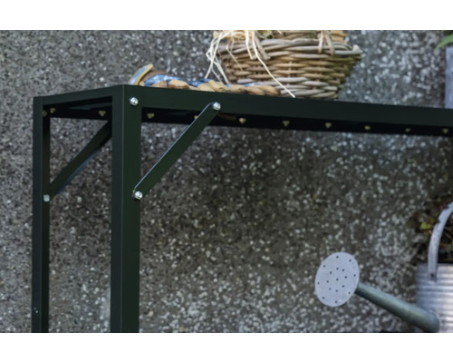 Gartentisch mit Metallrahmen und Korb