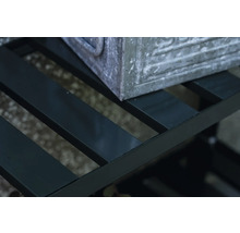 Detailaufnahme eines schwarzen Metallregals mit einer Dekobox.