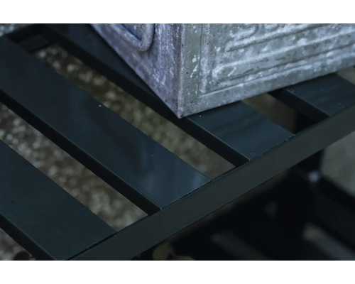 Detailaufnahme eines schwarzen Metallregals mit einer Dekobox.