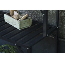 Detailansicht eines schwarzen Pflanzenregals mit einer dekorierten Holzkiste