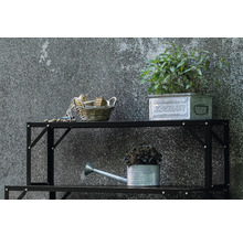 Schwarzes Metallregal mit Gartenutensilien wie Gießkanne, Pflanzen und Korb