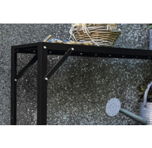 Detailansicht eines schwarzen Gartentisches mit Dekoration und Gießkanne