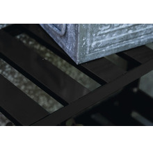 Detailaufnahme eines schwarzen Metallregals mit einer Pflanzkiste