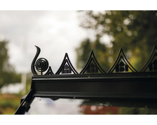 Detailansicht einer Gewächshausspitze mit dekorativen Elementen