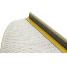 Detailansicht einer Treppenmatte mit Klebestreifen und Befestigungsprofil