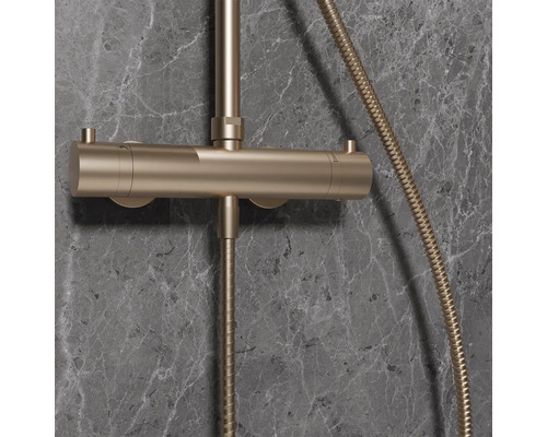 Duscharmatur mit Brauseschlauch vor Wand