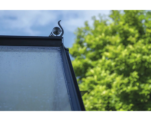 Detailansicht Gewächshausdach mit Zierleiste und Glas