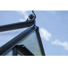 Detailansicht eines Gewächshausdachs mit dekorativer Spitze