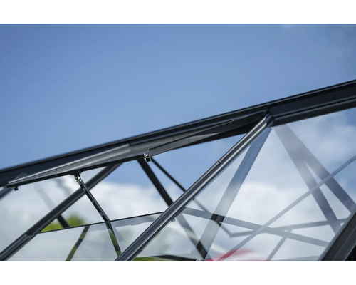 Detailaufnahme eines Gewächshauses mit geöffnetem Fenster.