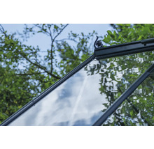 Detailansicht eines geöffneten Gewächshausfensters mit Entlüftung