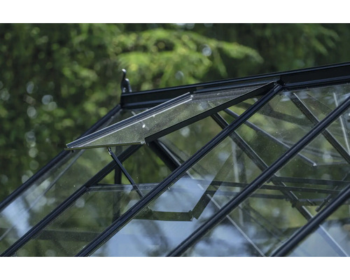 Detailansicht eines Gewächshausdachs mit geöffnetem Fenster zur Belüftung