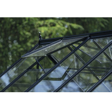 Detailansicht eines Gewächshausdachs mit geöffnetem Fenster zur Belüftung