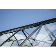 Detailaufnahme eines Gewächshauses mit geöffnetem Fenster.