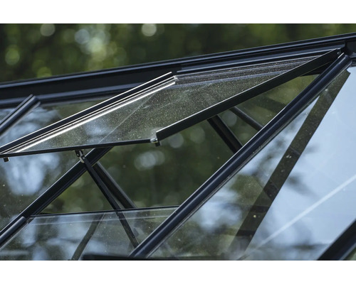 Detailaufnahme eines Gewächshausfensters mit Öffnungsmechanismus