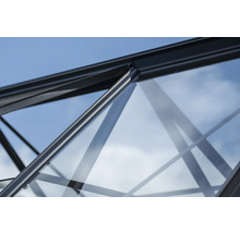 Detailansicht eines Gewächshauses mit Rahmen und Glas