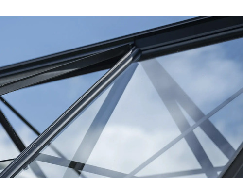 Detailansicht eines Gewächshauses mit Rahmen und Glas