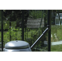 Regenwassertonne mit Fallrohranschluss in einem Gewächshaus.