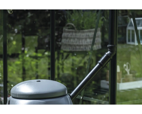 Regenwassertonne mit Fallrohranschluss in einem Gewächshaus.